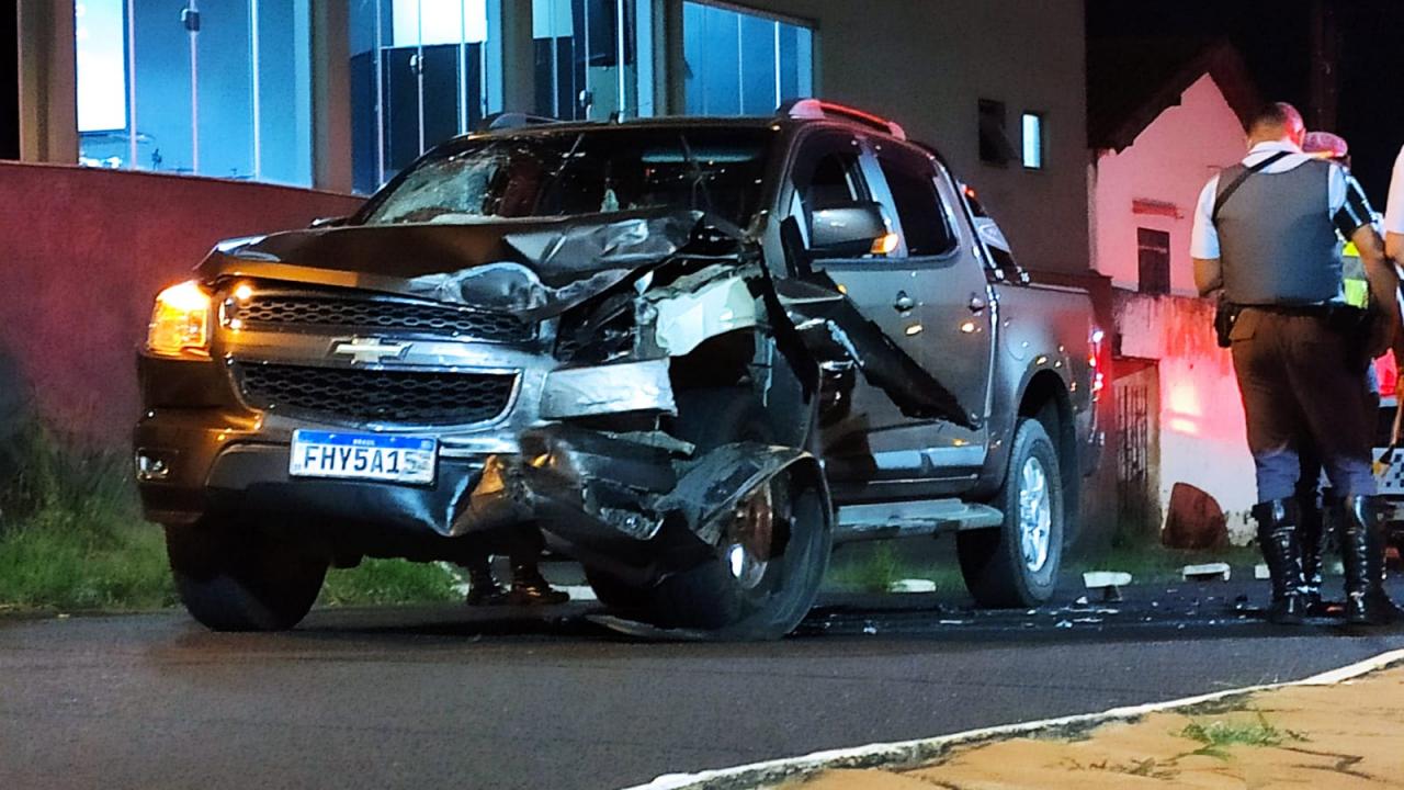 Foto 5 de 15 — Viatura da PM e Caminhonete batem violentamente no Jardim Brasil